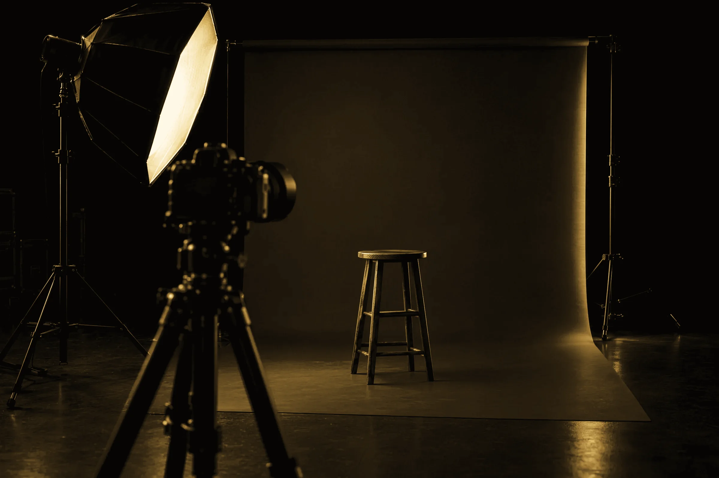 Fotostudio mit Kamera auf dem Stativ, Softbox und Hocker
