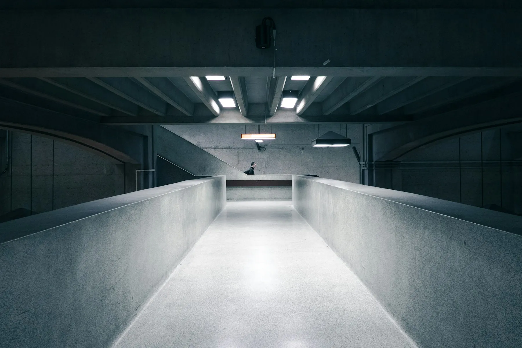 Reduzierte Betonarchitektur mit klaren Linien und natürlichem Licht