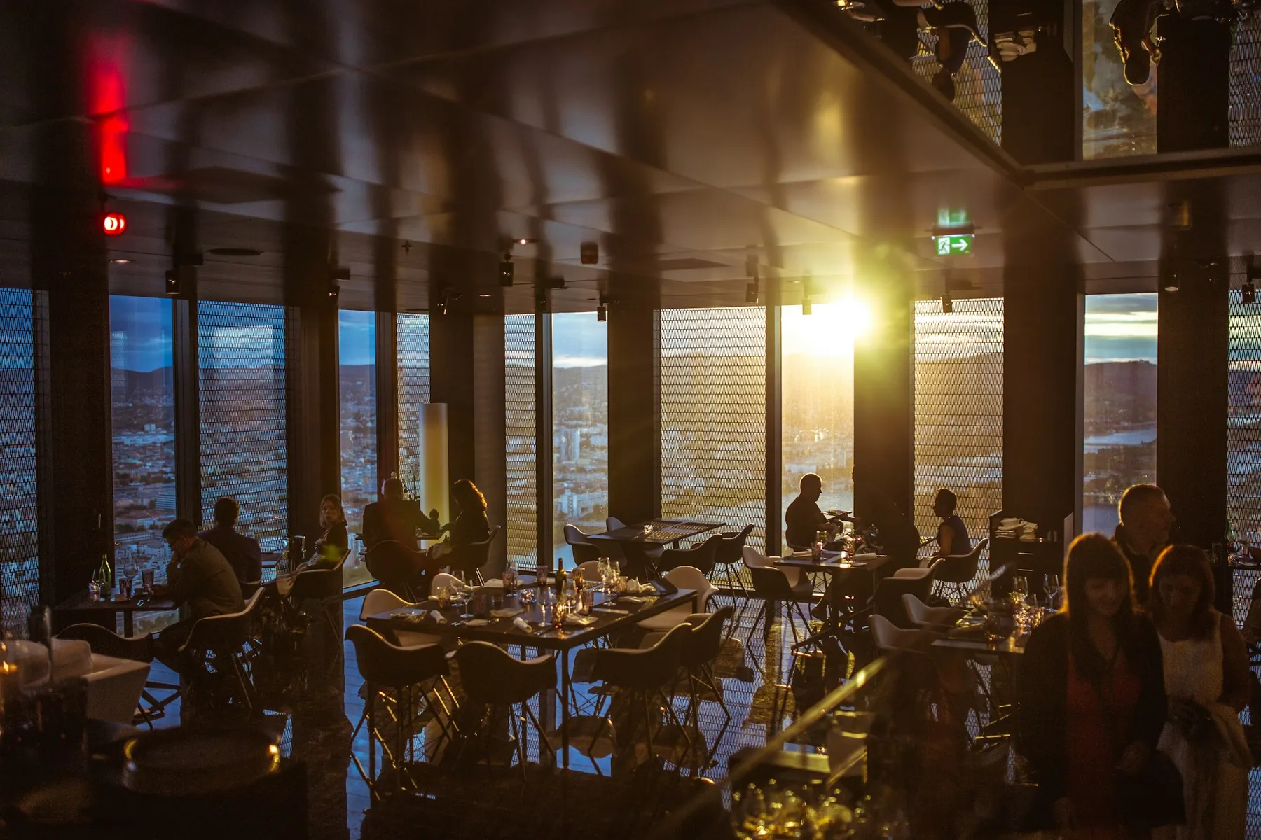 Stimmungsvolles Restaurant mit warmem Licht und gedeckten Tischen